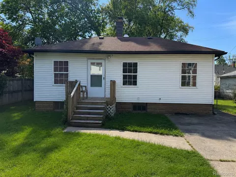 7509 Mettetal St, Detroit, MI 48228