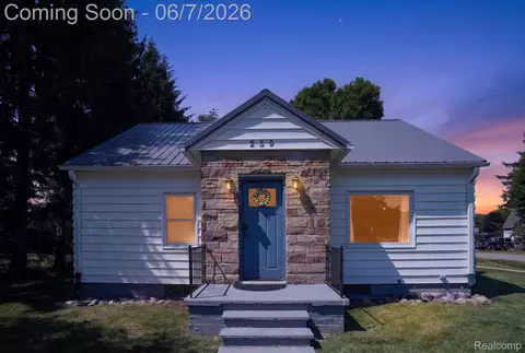 239 E Chestnut St, Webberville, MI 48892