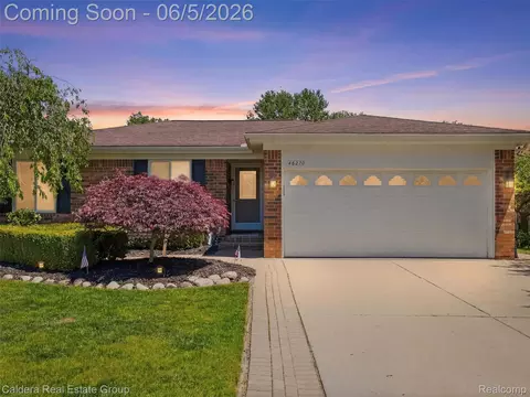 46270 Hollowoode Ln, Macomb, MI 48044