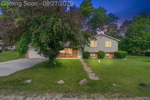 8320 Hillpoint Dr, Brighton, MI 48116