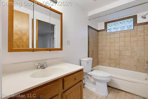 Bath - 8320 Hillpoint Dr, Brighton, MI 48116 photo 4 of 6