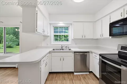 Kitchen - 8320 Hillpoint Dr, Brighton, MI 48116 photo 1 of 3