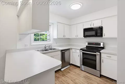 Kitchen - 8320 Hillpoint Dr, Brighton, MI 48116 photo 2 of 3