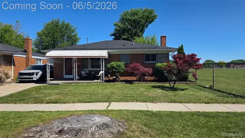 16017 Chestnut St, Roseville, MI 48066