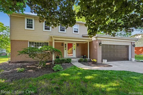 2242 W Wattles Rd, Troy, MI 48098
