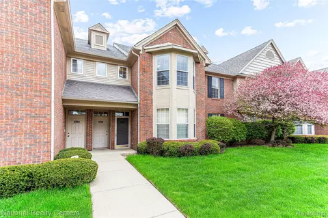 49277 Silver Birch Cir, Shelby Township, MI 48315