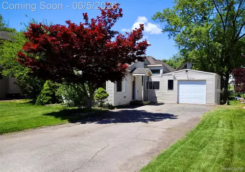 7044 Desmond Rd, Waterford, MI 48329