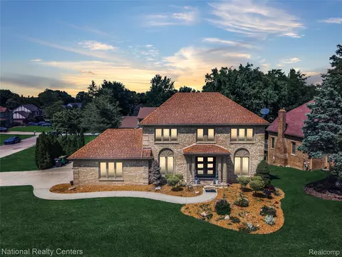 39376 Heatherbrook Dr, Farmington Hills, MI 48331