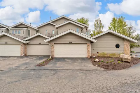 21096 Boulder Cir, Northville, MI 48167