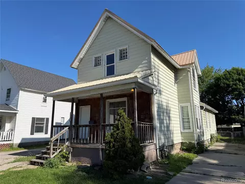 909 Pine St, Port Huron, MI 48060