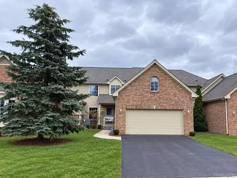 8095 Woodstone Ct, Grand Blanc, MI 48439