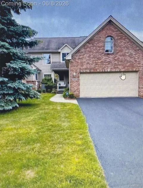 8095 Woodstone Ct, Grand Blanc, MI 48439