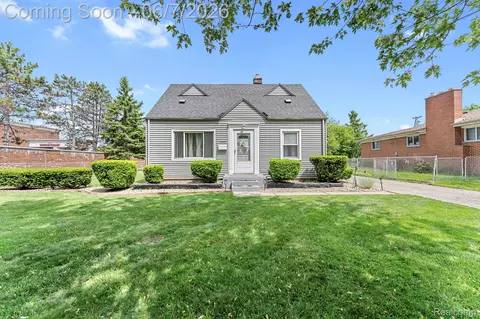 2048 Arcola St, Garden City, MI 48135