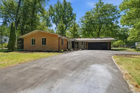 3096 Myddleton Dr, Troy, MI 48084