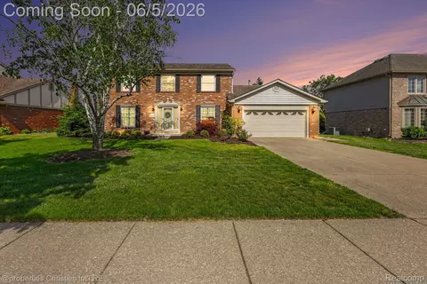 18454 Queensbury Dr, Livonia, MI 48152