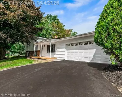 12335 Erika St, Hartland, MI 48353
