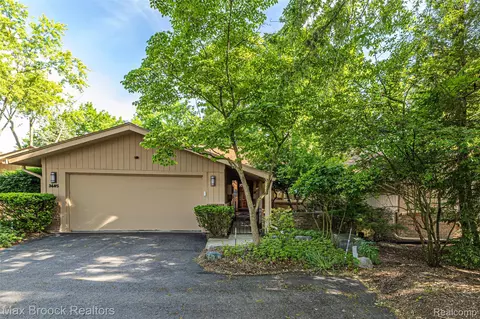3685 Quail Hollow Dr, Bloomfield Hills, MI 48302