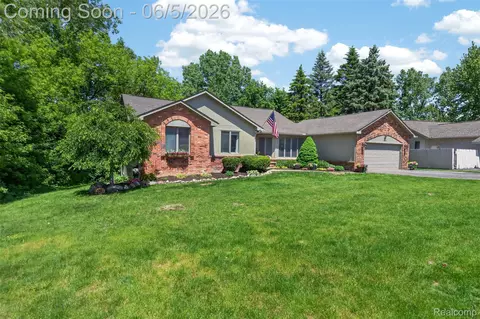 8694 Brazos Ct, White Lake, MI 48386