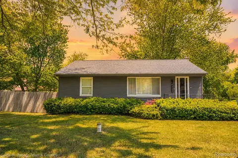 4383 Green Lake Rd, West Bloomfield, MI 48323