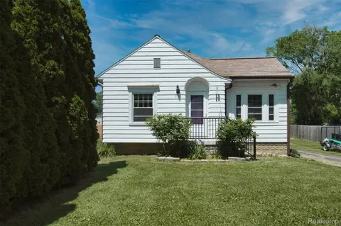 2700 Hallman Ave, Waterford, MI 48328
