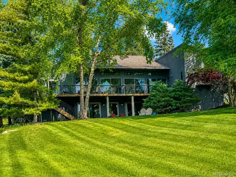 2501 Doleman Dr, West Bloomfield, MI 48324