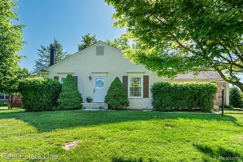 1242 Kings Cove Ct, Rochester Hills, MI 48306
