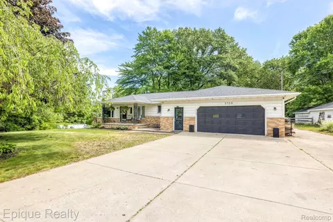 3750 Parker Rd, Fort Gratiot, MI 48059