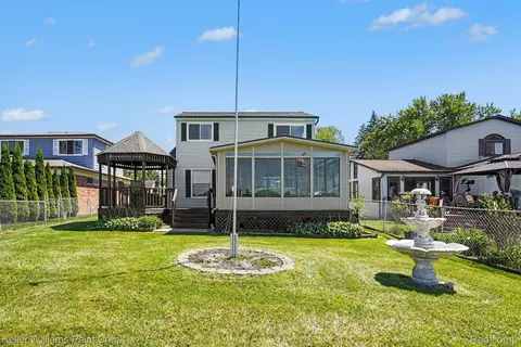 2295 Davista Dr, Highland, MI 48356