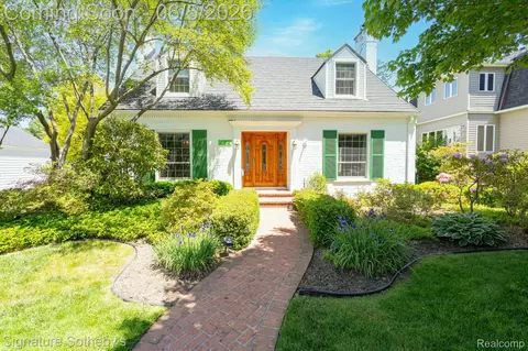 274 Hillcrest Ave, Grosse Pointe Farms, MI 48236