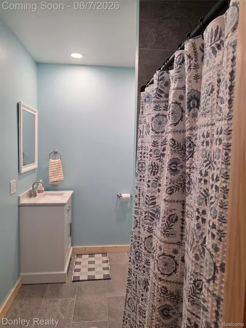 Bath - 5121 Cotter Rd, Marlette, MI 48453 photo 5 of 7