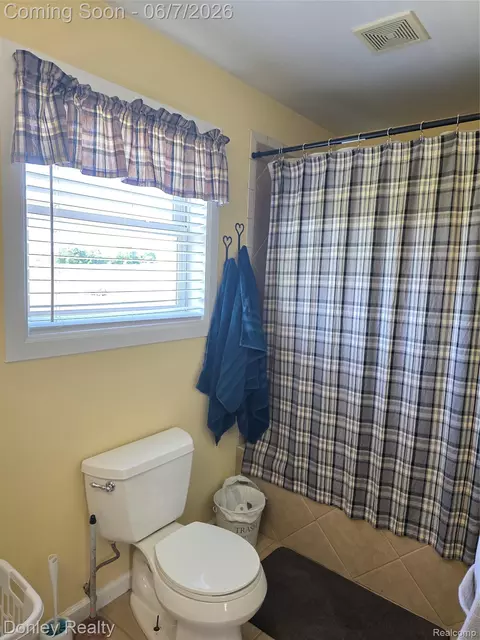 Bath - 5121 Cotter Rd, Marlette, MI 48453 photo 2 of 7