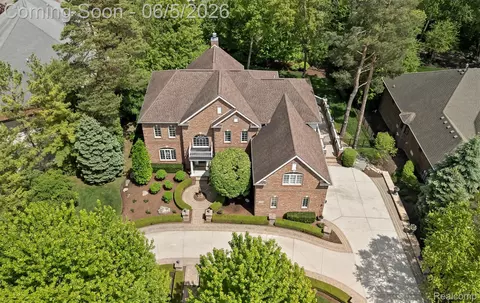 61496 Beacon Hill Dr, Washington, MI 48094
