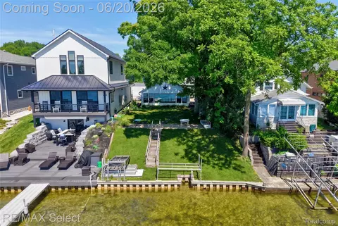 13022 Cussewago Dr, Fenton, MI 48430