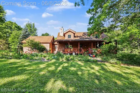 1240 N Hickory Ridge Trl, Milford, MI 48380