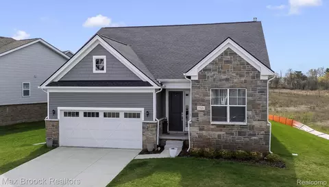 5526 Helmsdale Blvd, West Bloomfield, MI 48322