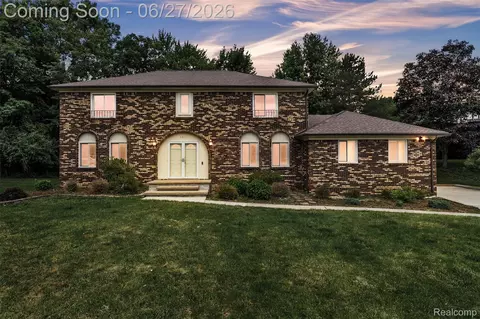 5310 Pond Bluff Dr, West Bloomfield, MI 48323
