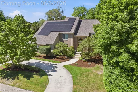 4876 Justin Ln, West Bloomfield, MI 48322