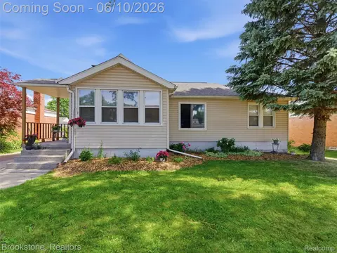 21813 Stephens St, Saint Clair Shores, MI 48080