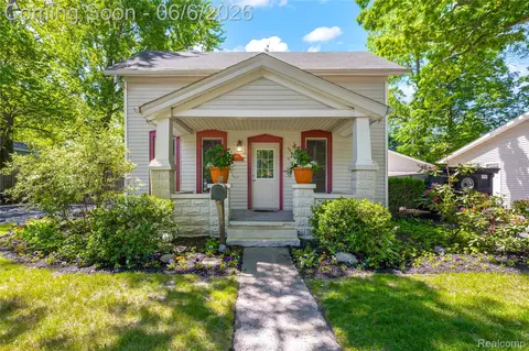 406 E Sherman St, Holly, MI 48442