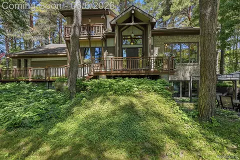 356 Avanti Ln, Highland, MI 48357