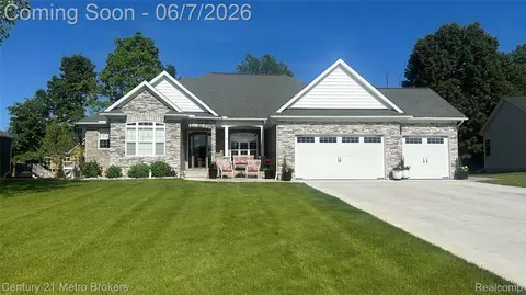 16437 Sleepy Hollow Dr, Fenton, MI 48430