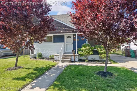 28952 Bridge St, Garden City, MI 48135