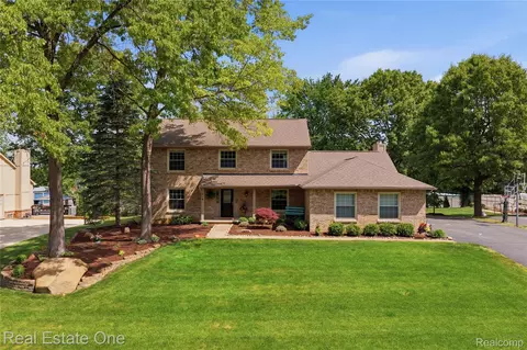 219 Briarwood Dr, Highland, MI 48357