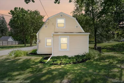 833 Hein Ave, Lansing, MI 48911