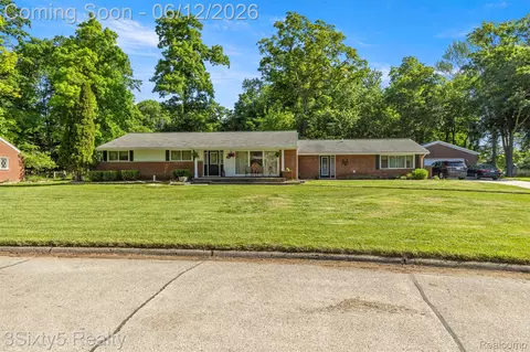 7714 Bournemouth Ave, Grosse Ile, MI 48138