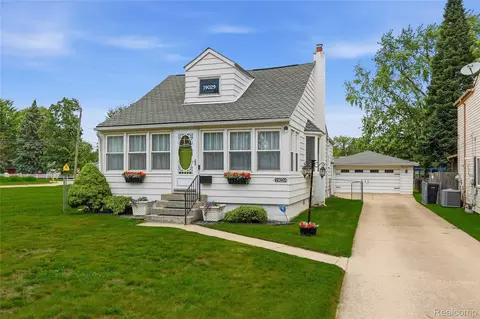 19029 Florian St, Roseville, MI 48066