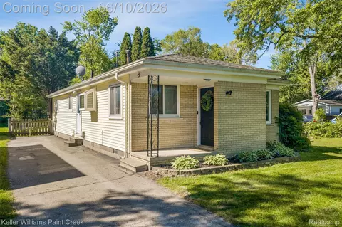 2742 Campers Dr, Highland, MI 48356