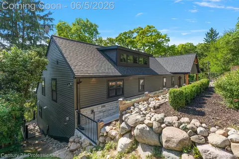 1420 Pettibone Lake Rd, Highland, MI 48356