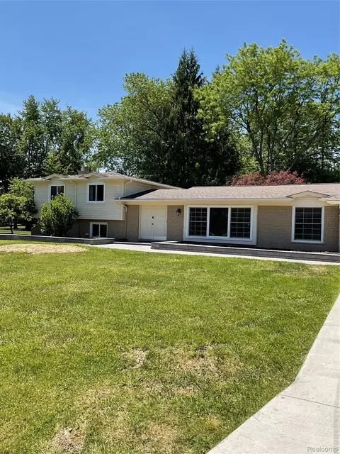 7096 Riverstone Rd, West Bloomfield, MI 48322