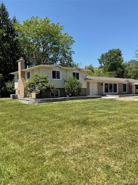 7096 Riverstone Rd, West Bloomfield, MI 48322